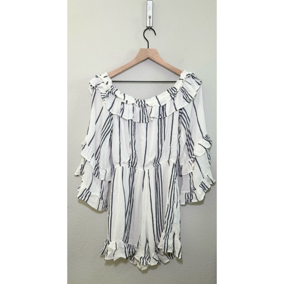 American Eagle 3/4 Sleeve Romper Flounce Coastal NEW M White Grey - Picture 2 of 4